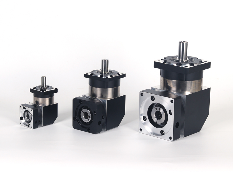 行星減速機(jī)外側(cè)的動(dòng)力驅(qū)動(dòng)太陽齒輪時(shí),可以帶動(dòng)行星齒輪自轉(zhuǎn) 行星減速機(jī)外側(cè)的動(dòng)力驅(qū)動(dòng)太陽齒輪時(shí),可以帶動(dòng)行星齒輪自轉(zhuǎn)